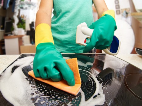 Cleaner supporting a flat or office visit in Lambeth with practical access in mind